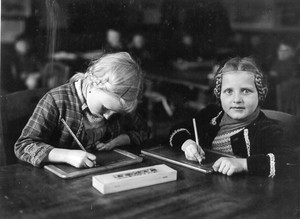 Zwei Mädchen in einer Schule. Foto: Everding, Karl; Archiv für Alltagskultur.